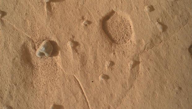 El rover Curiosity de la NASA capturó esta imagen en la superficie de Marte