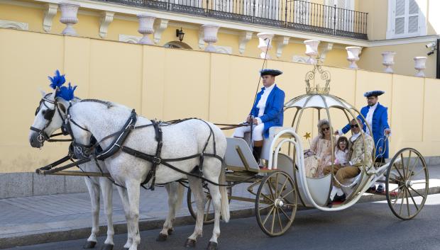 Ely en carroza con sus padres por Madrid