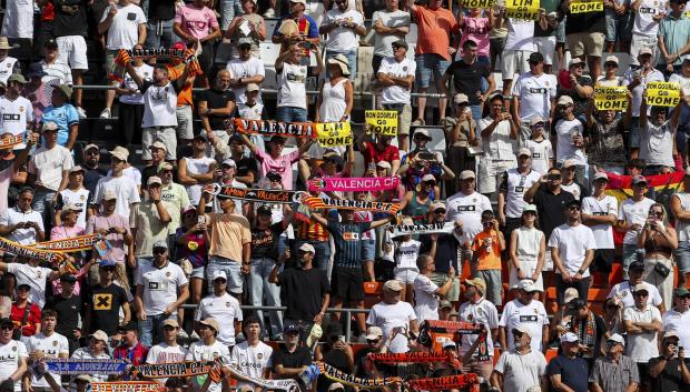 Los aficionados del Valencia llevan años pidiendo la dimisión de Peter Lim
