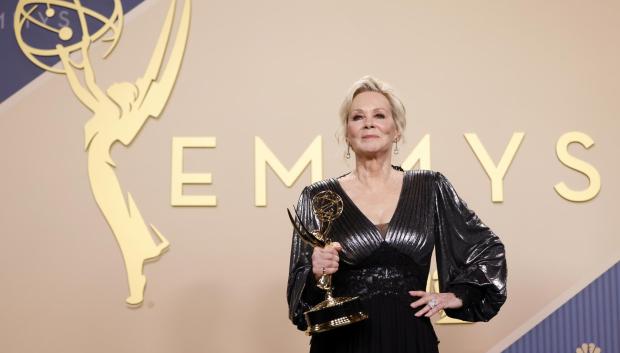 Jean Smart posa con el premio a mejor actriz protagonista de una serie de comedia