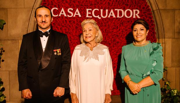 De izq. a drch.:  Luis Felipe Fernández Salvador y Campodonico, VI Marqués de Lises; Su Alteza Real, la princesa Beatriz de Orleans; y Wilma Andrade Muñoz, Embajadora del Ecuador en España.