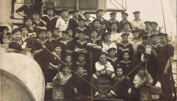 La imagen muestra a miembros de la tripulación del barco SMS Mainz poco antes de la Navidad de 1913