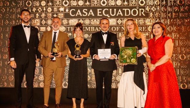 De izq. a dcha.: Daniel de Valle, director general de TEON; Juan Magan, Vera Bercovitz, directora de Contenidos de Forbes Women España; Luis Felipe Fernández Salvador y Campodonico, VI Marqués de Lises y presidente de TEON; Ana Bujaldón Solana, presidenta de la Federación Española de Mujeres Directivas y Wilma Andrade Muñoz, Embajadora del Ecuador en España