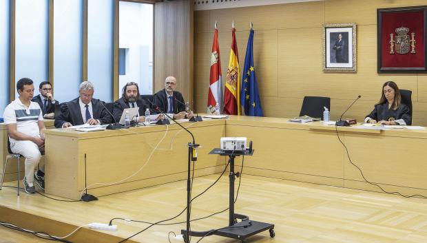 Un momento del juicio que se sigue en la Audiencia Provincial, por el asesinato a cuchilladas de un hombre en octubre de 2024 en Aranda de Duero (Burgos), suegro del acusado, para el que el Ministerio Fiscal pide casi 30 años de prisión. EFE/ Santi Otero