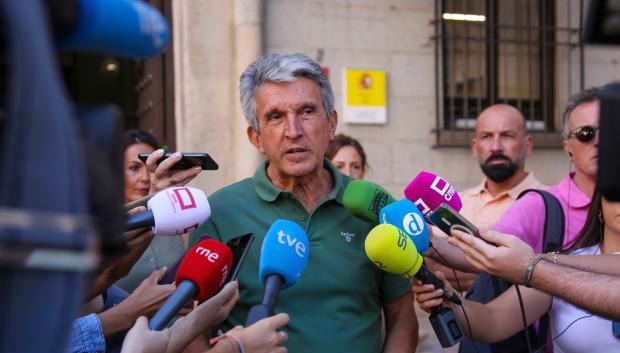 El delegado del Gobierno de España en Castilla-La Mancha, José Pablo Sabrido, atiende a los  medios