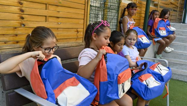 Niñas usuarias del programa CaixaProinfancia con su nuevo material escolar