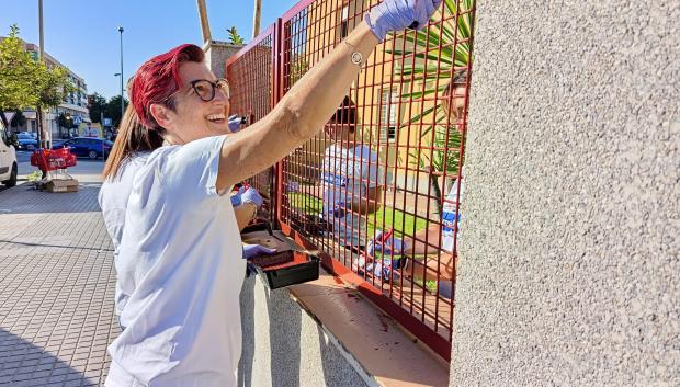 Otra voluntaria de Carrefour junto a sus compañeros