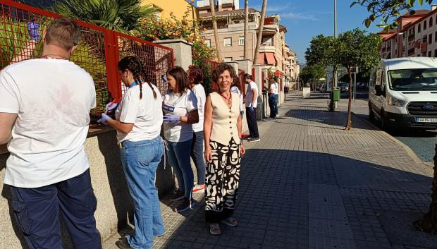 Mariela Luque, directora de Acpacys junto a los voluntarios de Carrefour