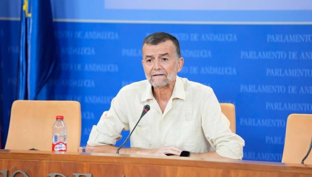 El portavoz del grupo Por Andalucía, Antonio Maíllo, en rueda de prensa en el Parlamento andaluz