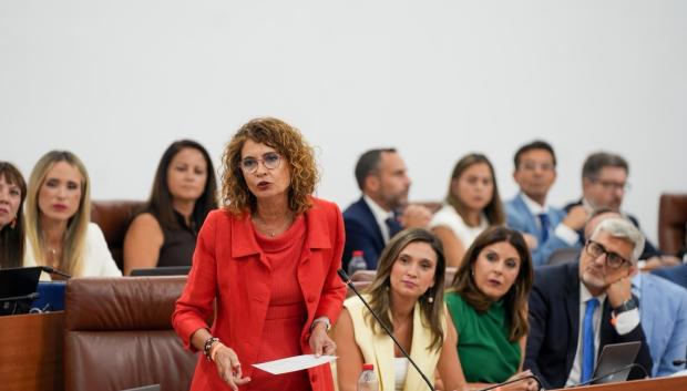 La secretaria general del PSOE-A, María Jesús Montero, se dirige al presidente de la Junta, Juanma Moreno, en el Pleno del Parlamento andaluz.

MARÍA JOSÉ LÓPEZ/EUROPA PRESS
16/9/2026