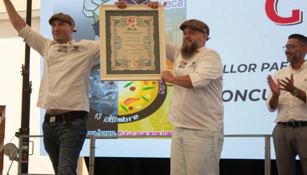 El chef, a la derecha, del restaurante Morralla recibiendo el premio