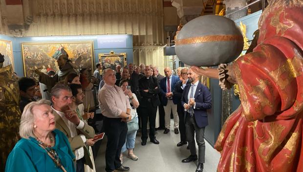El comisario, Alfonso Muñoz, explica la exposición a las autoridades