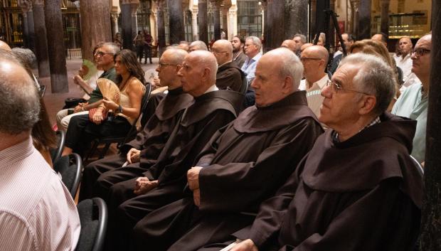 Frailes franciscanos en la inauguración de la muestra