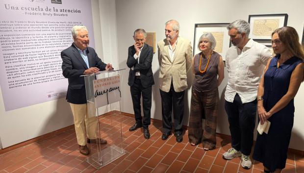 Representantes de la Fundación Antonio Gala, la Diputación, Círculo África y la Fundación Botí, durante la inauguración de la exposición 'La escritura dibujada'.