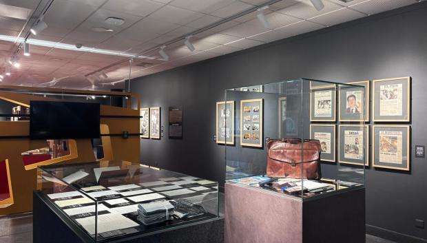 Algunos objetos y fotografías que contiene la exposición dedicada a Gregorio Ordóñez