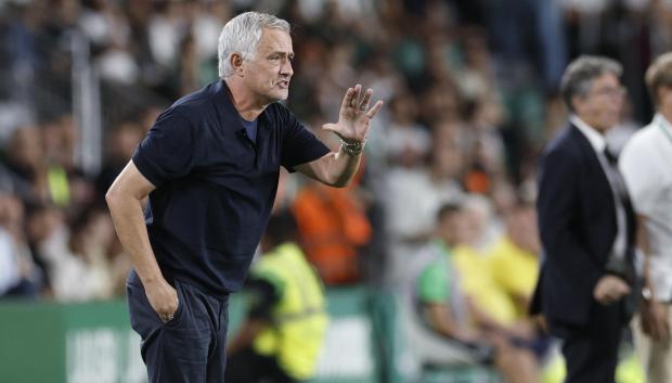 José Mourinho da indicaciones a sus jugadores durante el partido frente al Elche