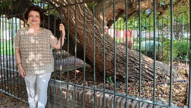 Chary Serrano al lado de uno de los árboles singulares de Orive