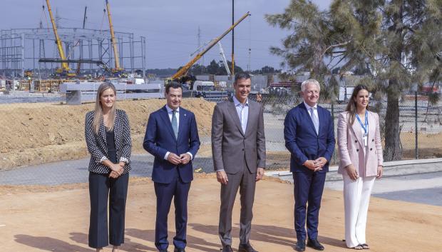 Pedro Sánchez, Juanma Moreno, la vicepresidenta tercera y ministra para la Transición Ecológica y el Reto Demográfico, Sara Aagesen, el CEO de Moeve, Maarten Wetselaar, y la alcaldesa de Palos de la Frontera Milagros Romero