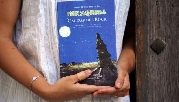 La autora, sosteniendo el libro