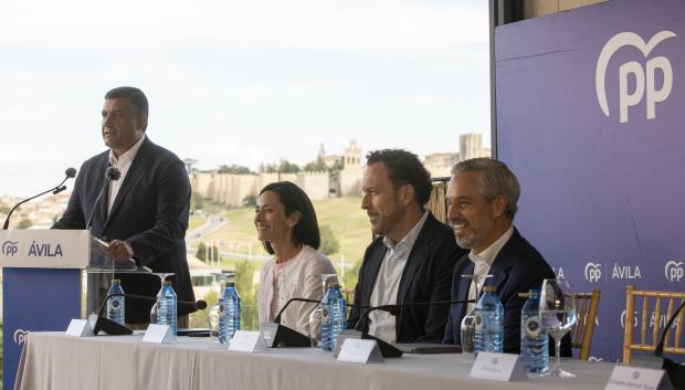 El presidente de la Diputación de Ávila, Carlos García, interviene junto a la candidata a la Alcaldía de la capital abulense, Patricia Rodríguez