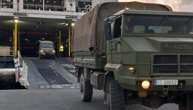Camiones militares llegan a Cauta para desplegarse