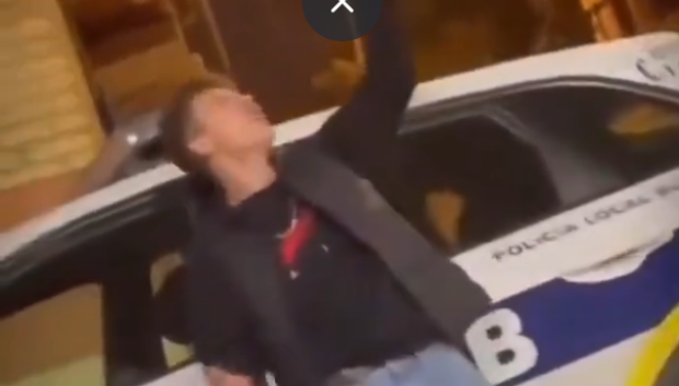 El joven se hace una foto junto al coche