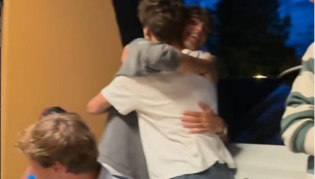 El abrazo al amigo que llega ha generado multitud de comentarios en las redes