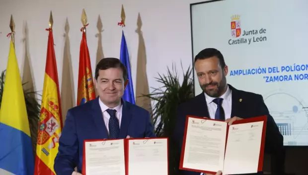 Imagen de archivo del presidente de la Junta de Castilla y León, Alfonso Fernández Mañueco, firmando un protocolo con el alcalde de Monfarracinos, Manuel Martín