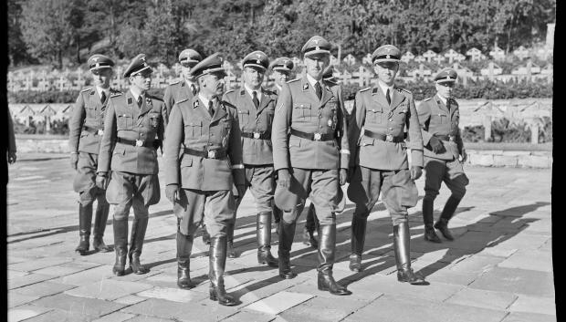 Müller (primera fila, a la izquierda) y Reinhard Heydrich visitando un cementerio de guerra en Oslo, Noruega, en 1941