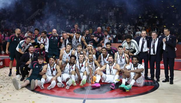Los jugadores del Real Madrid celebran la Supercopa de Europa