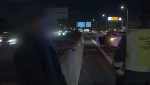 El agente de tráfico junto al conductor