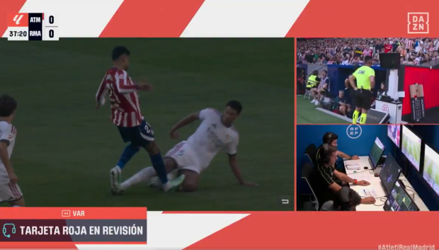 Cristian Romero vio la amarilla por una dura entrada sobre Bellingham que fue sancionada inicialmente para el inglés