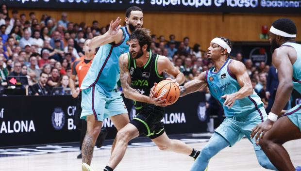 El escolta del Joventut Ricky Rubio entra a canasta este domingo, durante la final de la Supercopa Endesa, entre el Joventut de Badalona y el FC Barcelona