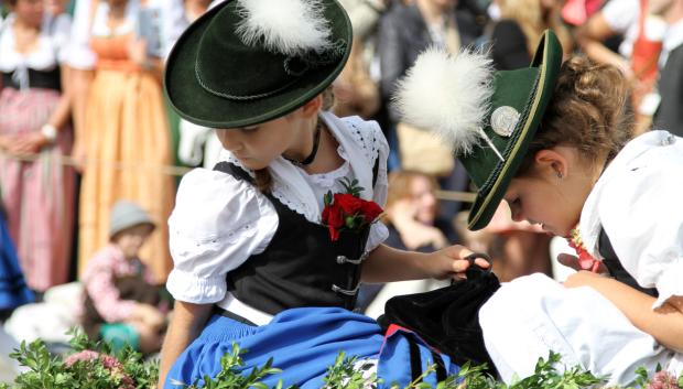 Dos niñas en un carruaje ataviadas con el típico dirndl