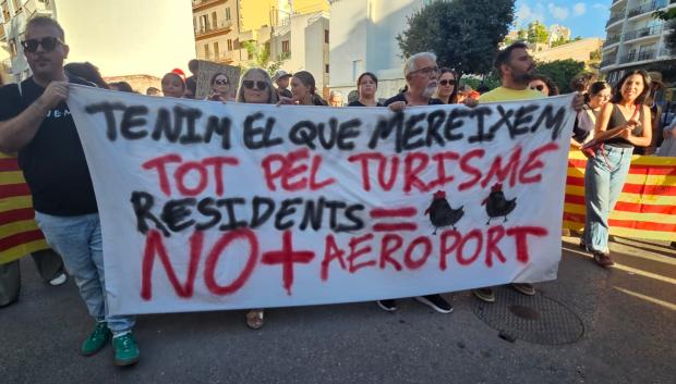 La gran mayoría de las pancartas en la manifestación de Ibiza estaban redactadas en catalán.