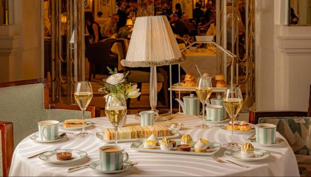 El té de las 5 en el Claridge's de Londres