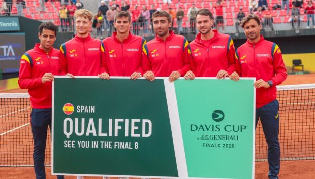 El equipo español de Copa Davis posa con el billete para las Finales de Bolonia