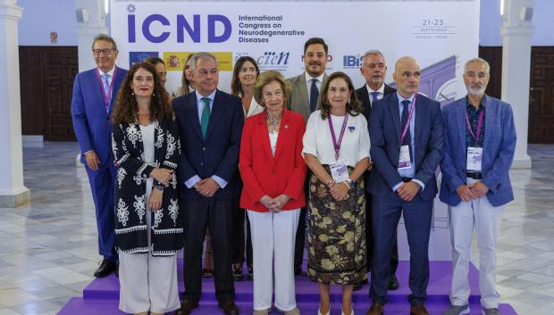 La Reina con los organizadores del Congreso Internacional de Enfermedades Neurodegenerativas