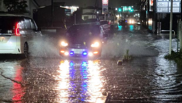 Vehículos circulan por una calle inundada en Matsudo, prefectura de Chiba, cerca de Tokio