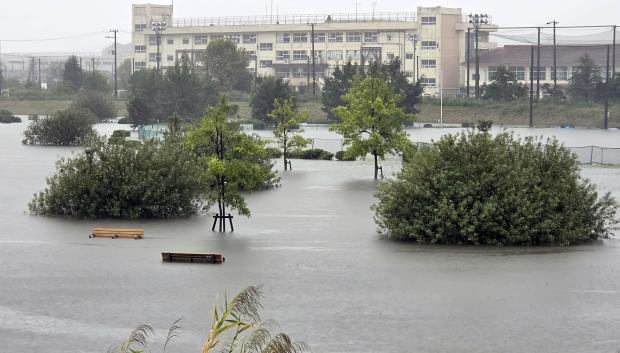 Un parque aparece inundado tras las fuertes lluvias provocadas por el tifón Dujuan en Ichikawa