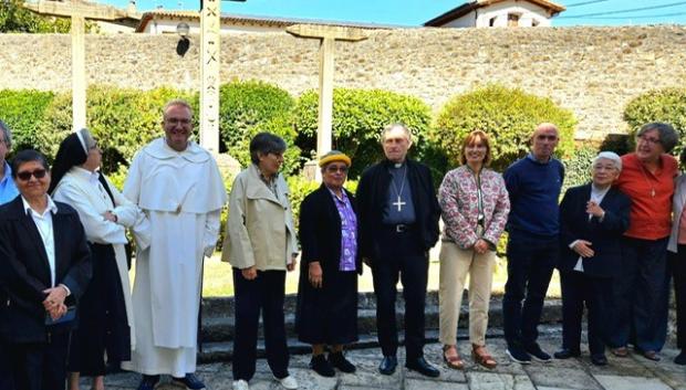 La coordinadora general de las MMB, hermana Lourdes Gorostola -cuarta por la izquierda-; el obispo de Bilbao, mons. Joseba Segura; y autoridades civiles y religiosas, en Bérriz (Vizcaya), en el lugar de donde salieron las primeras misioneras en 1926. (Foto Rafael R. Ponga).