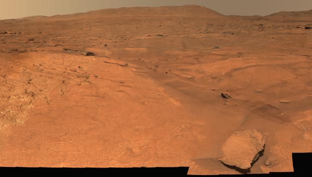 El rover Perseverance capturó los datos utilizados en esta panorámica de la "Unidad Marginal", un área geológica que bordea el borde interior del cráter Jezero