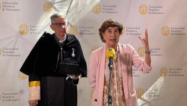 María San Gil, junto al rector de la Universidad Pontificia, Santiago García-Jalón de la Lama