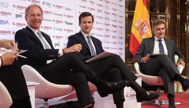 Ricardo Palomo, decano de la facultad de Ciencias Económicas y Empresariales de la Universidad CEU San Pablo; Alejandro de Mollinedo, responsable de grandes cuentas en Bestinver; y Salvador Noves, director de Propuesta de Valor de Segmentos Retail de CaixaBank