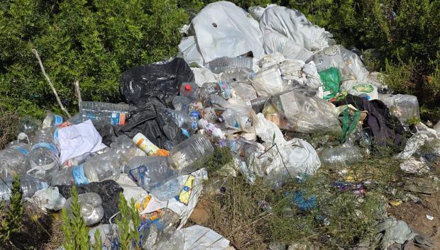 El asentamiento está lleno de todo tipo de basura a pesar de que en las cercanías hay numerosos contenedores.