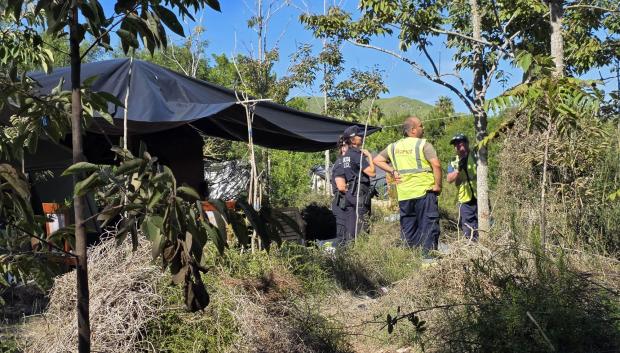 Operarios y agentes de la Policía Local en el desalojo de Ses Feixes de Ibiza.
