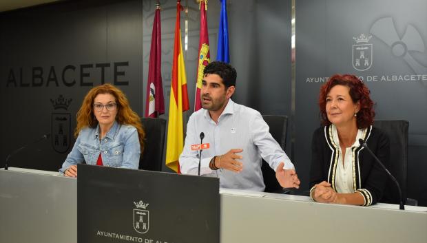 El portavoz del Grupo Municipal Socialista, José González, y las concejalas Juani García y Marisa Sánchez Cerro