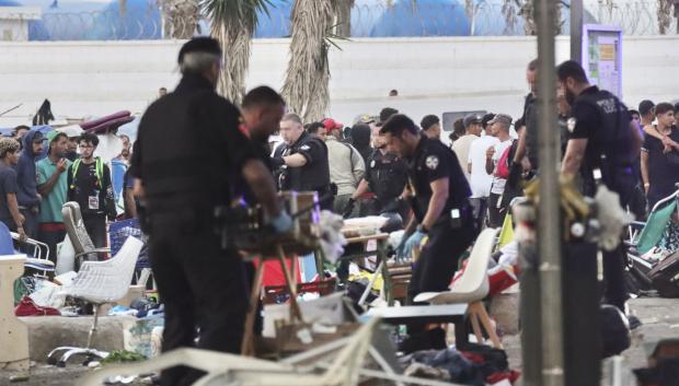 Policías locales desmantelan este martes la venta ambulante en la playa del Trampolín, en Ceuta