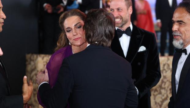 Kate Middleton saluda al actor estadounidense Tom Cruise