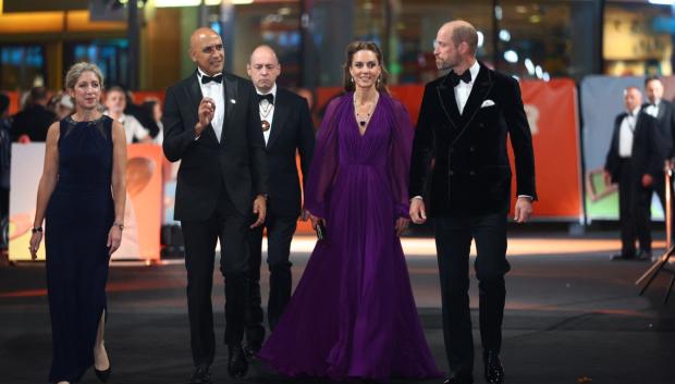 Los Príncipes de Gales llegan al estreno mundial de la película 'Digger' en Leicester Square, en el centro de Londres